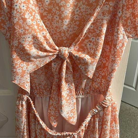Peach floral romper size L. Open-tie back - Picture 3 of 3
